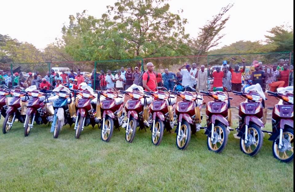 Boubacar Sylla, vice-président du Djoliba AC offre des motos aux joueurs