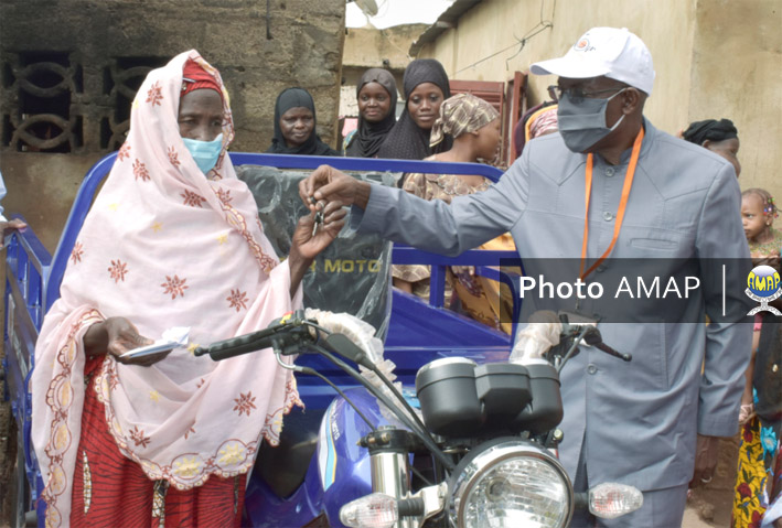 Solidarité : La Première dame offre un tricycle à une ramasseuse d’ordures