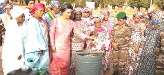 Célébration du 08 mars : Mme le ministre de la promotion de la femme offre des vivres aux veuves militaires