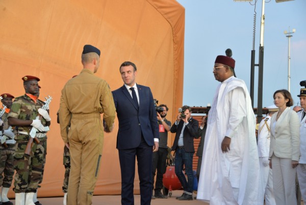 BARKHANE : Le président de la République française en visite sur la base aérienne de Niamey