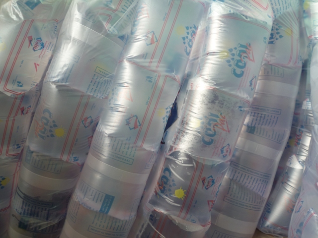 50% des eaux en sachets plastiques analysées contiennent des bactéries : Quand les petites unités de production profitent de l’indifférence des autorités