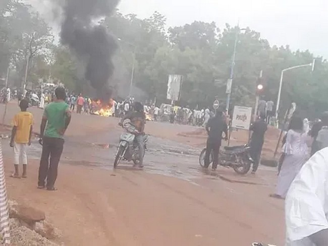 Rassemblement contre la présence française au Mali : la grande chorale au pied du monument de l’indépendance ce 20 janvier !