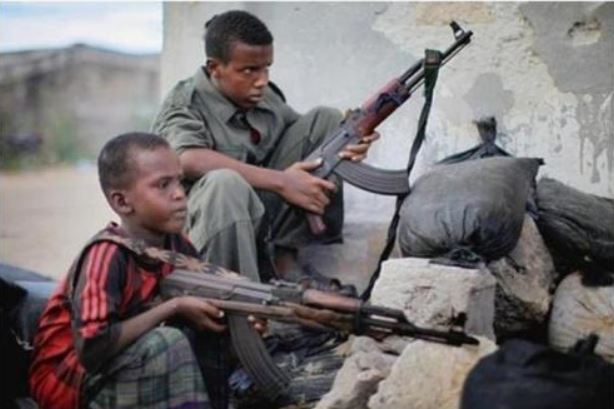 L’éducation scolaire selon AQMI : Une arme à la place du stylo !