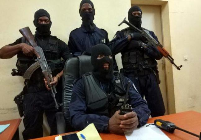 Rébellion des policiers contre l’arrestation d’un de leurs chefs : Le geste salutaire posé par le Commandant de la FORSAT!