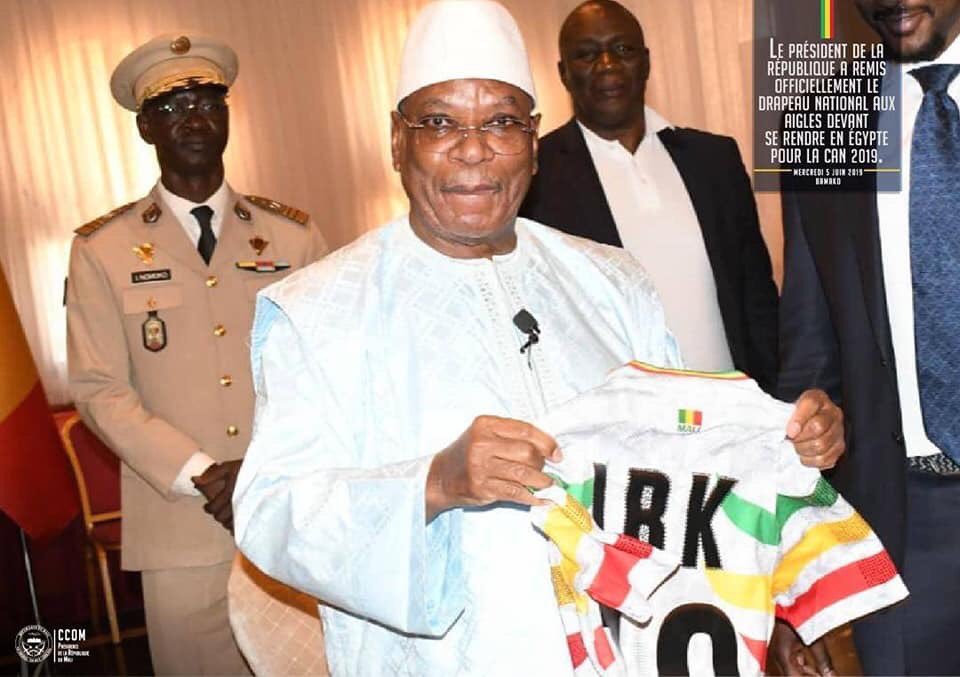 Le Président IBK a remis hier le drapeau national aux Aigles du Mali: « Portez haut ce drapeau sur le toit du football africain, ramenez nous la Coupe au soir de la compétition » dixit IBK, qui a reçu son maillot de supporter!