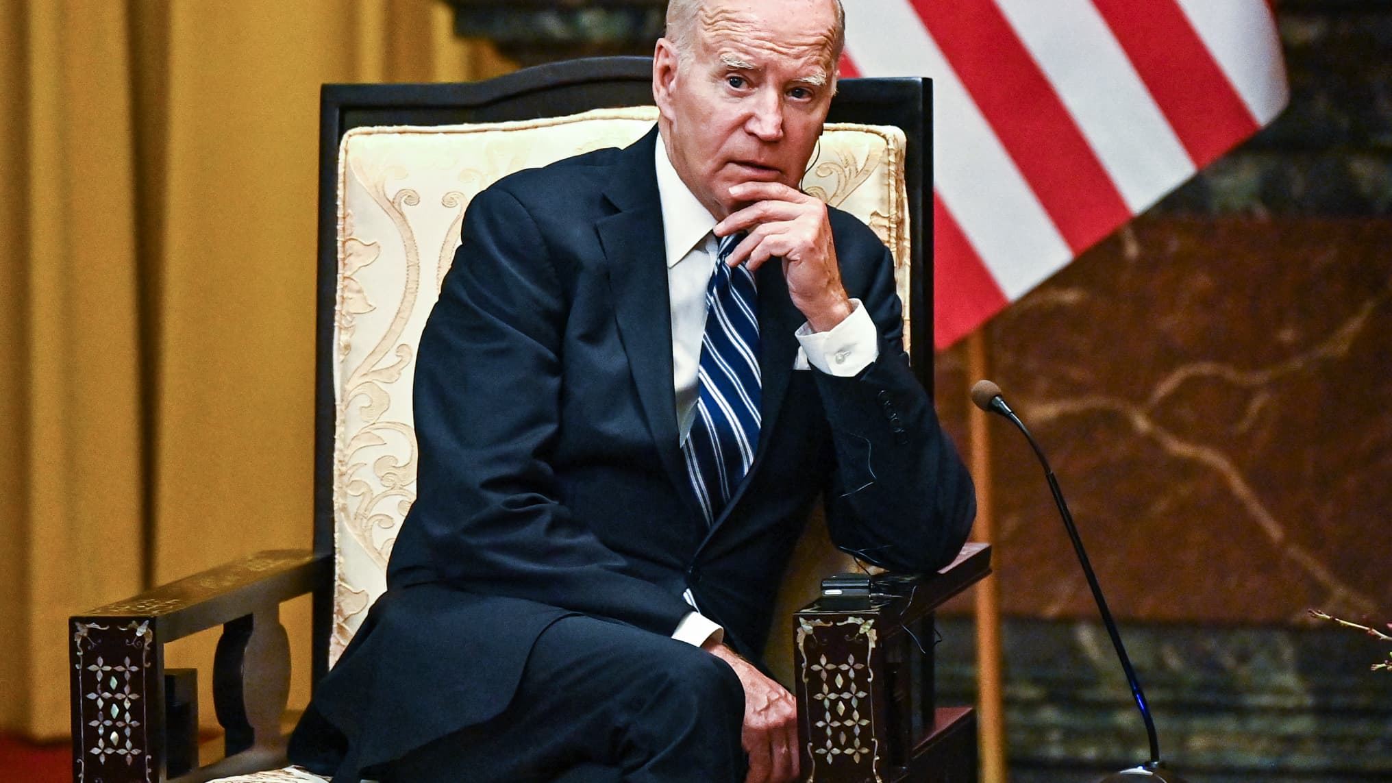 "Je vais me coucher": Joe Biden enchaîne les réponses étranges lors d'une conférence de presse
