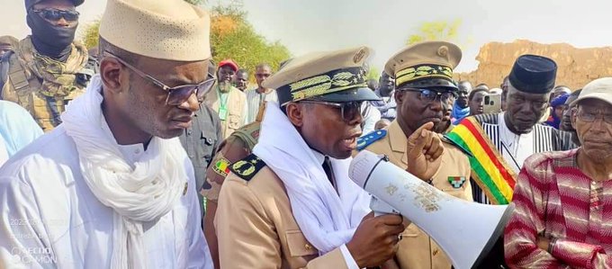 Gourma-Rharous : Le Gouverneur de la région de Tombouctou auprès des rescapés