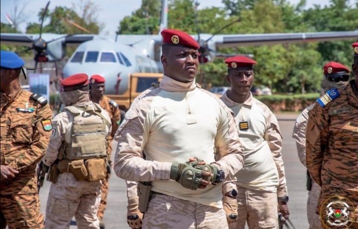 Burkina : le gouvernement réfute des rumeurs de mécontentement au sein de l’armée rapporté par Jeune Afrique