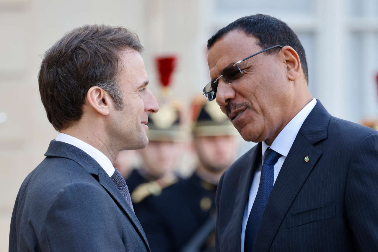 Niger : le retrait des troupes françaises décidé après un appel entre Macron et Bazoum (porte-parole)
