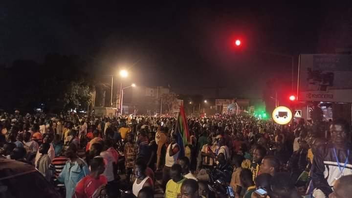 Burkina Faso : Des rumeurs de coup d’État poussent les soutiens du capitaine Traoré dans les rues de Ouagadougou 