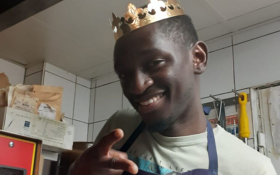 Paris : Un café partage l’histoire de Boubou, leur ancien cuisinier expulsé au Mali, pour le faire revenir