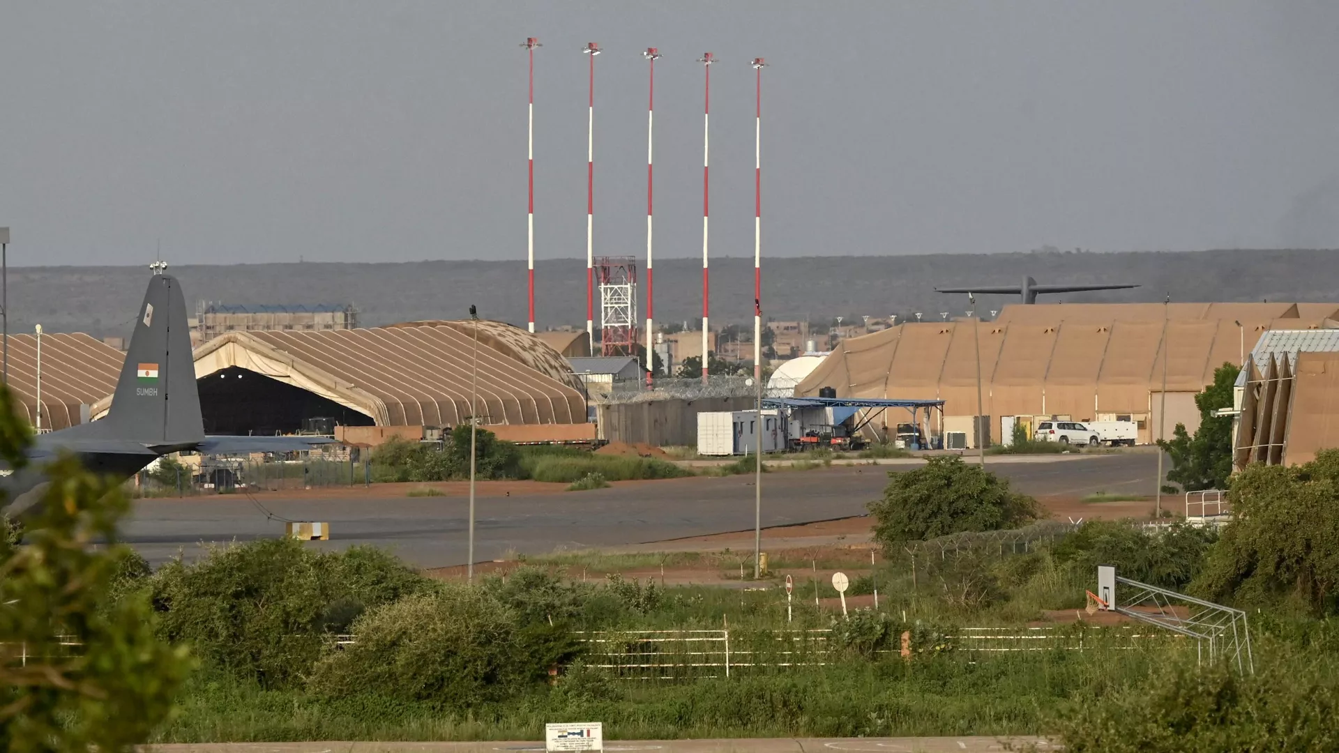 À Niamey, de nombreux Nigériens manifestent devant la base militaire française - photos