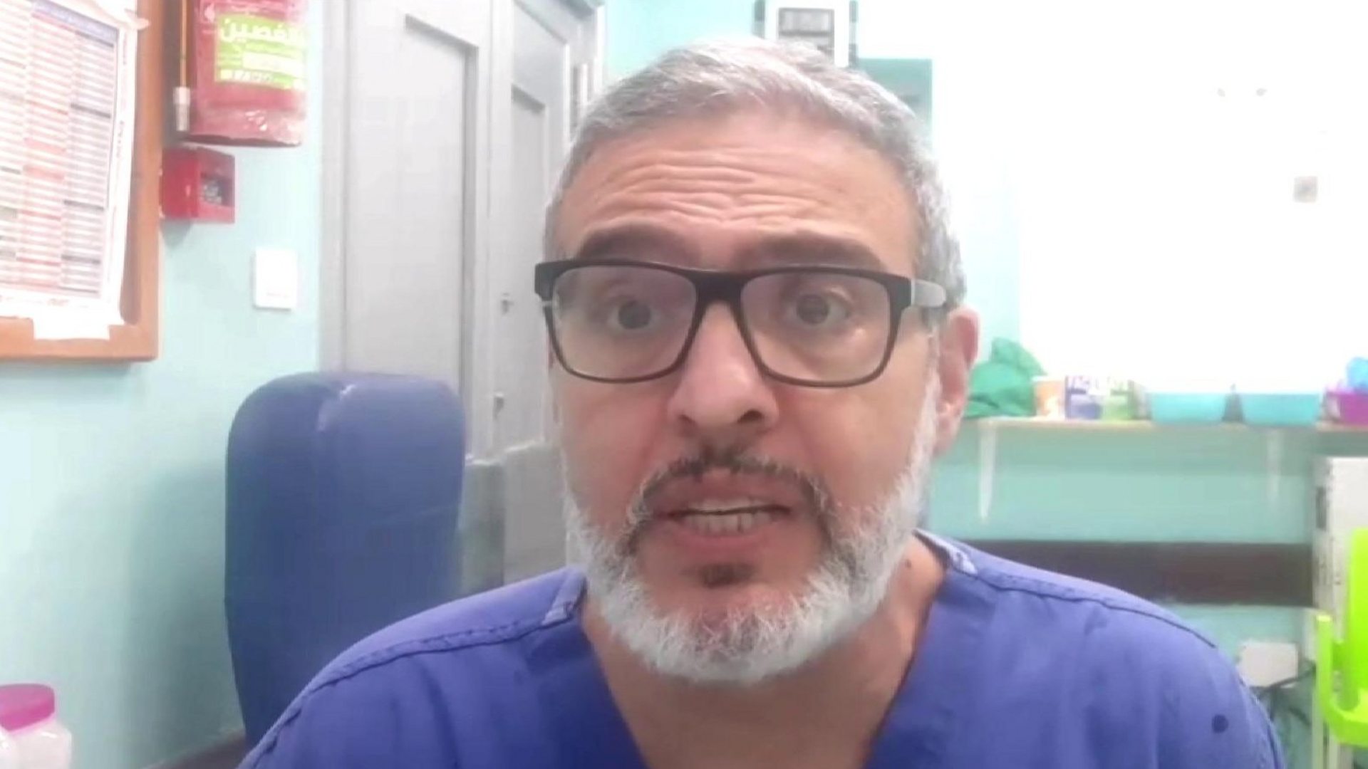 Un chirurgien britannique traitant des patients à Gaza affirme que la police de Londres a harcelé sa famille