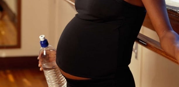 Le gérant d'un célèbre restaurant engrosse sa serveuse et l'aide à avorter