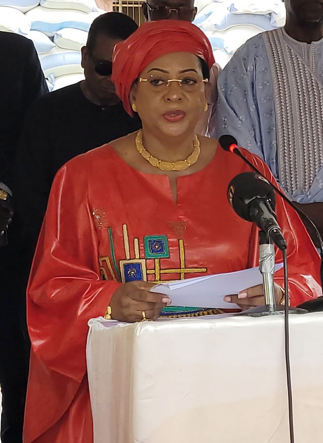 Mme Touré LOBBO Traoré propage la charité : Des vivres à 143 familles et des sacs de riz et des bidons d’huile aux personnes de petite taille