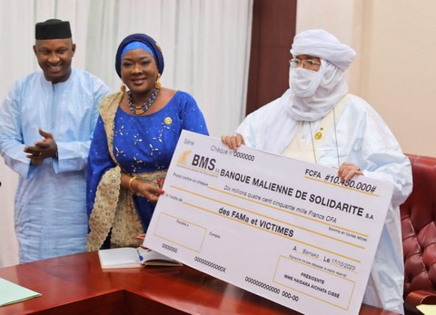 Pour joindre l’acte a la parole : Les femmes du CNT et ONU-Femmes font une contribution de plus de 10 millions F CFA aux FAMa et victimes de guerre !