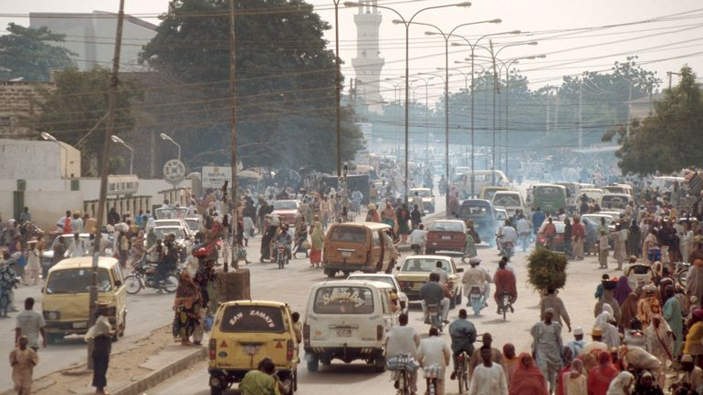 Des paramilitaires nigérians organisent une fête d'anniversaire pour les homosexuels, 76 personnes arrêtées