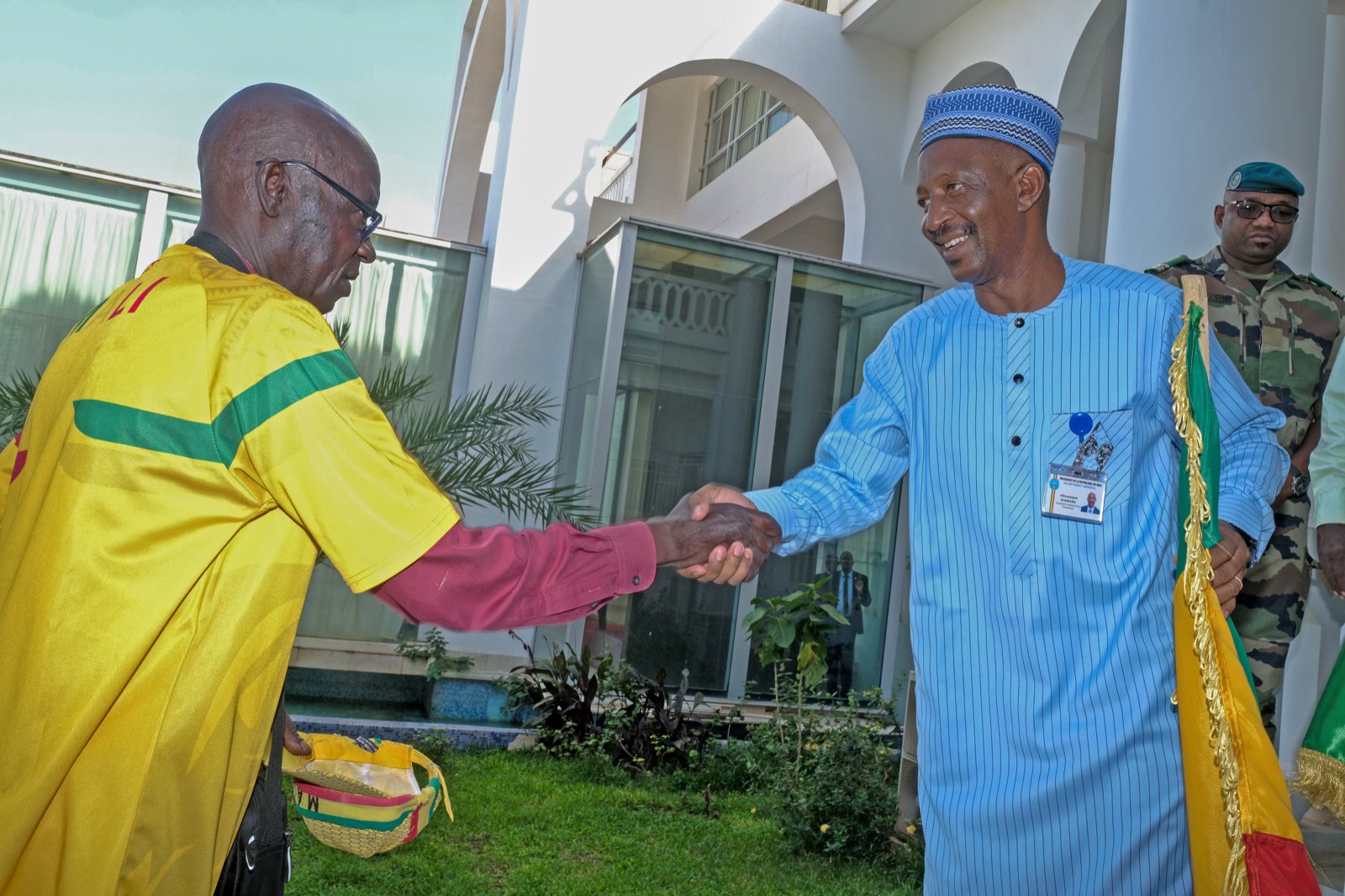 Soutien à la Transition au Mali, au Burkina Faso et au Niger : un marcheur remet les trois drapeaux au Secrétaire Général de la Présidence 
