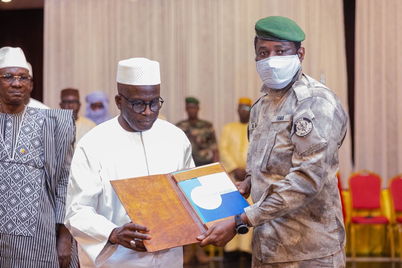 Lutte contre la corruption: le rapport du BVG remis au président de la transition 