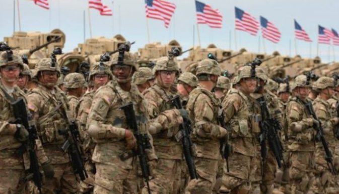 Les forces américaines sous le feu des tirs au Moyen-Orient alors que l’Amérique est au bord du gouffre