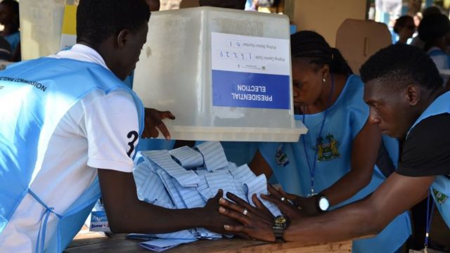 Le Libéria compte les voix lors du second tour de la présidentielle alors que beaucoup espèrent un changement