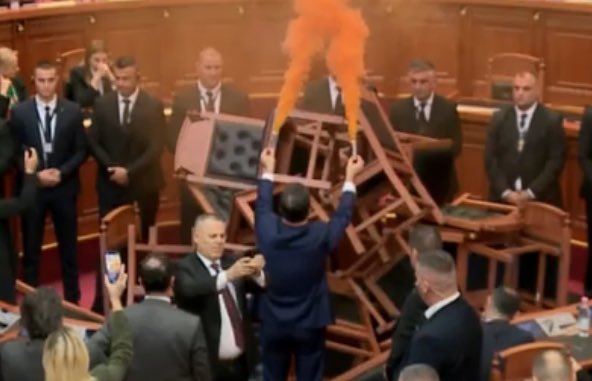 En Albanie, l’opposition met le feu à l’hémicycle pour protester contre le projet de budget
