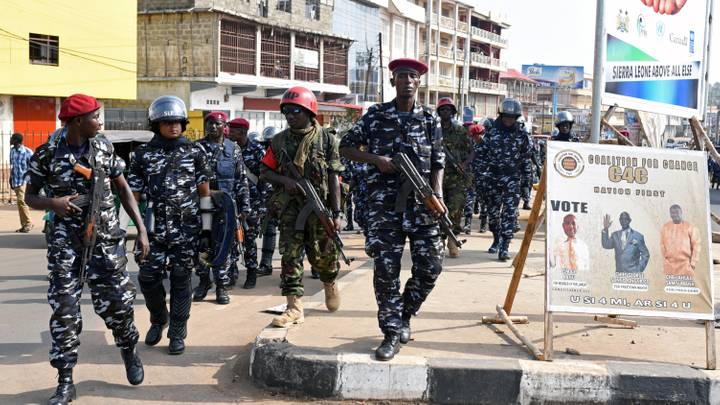 Sierra Leone : le gouvernement impose un couvre-feu après une attaque de son armurerie à Freetown