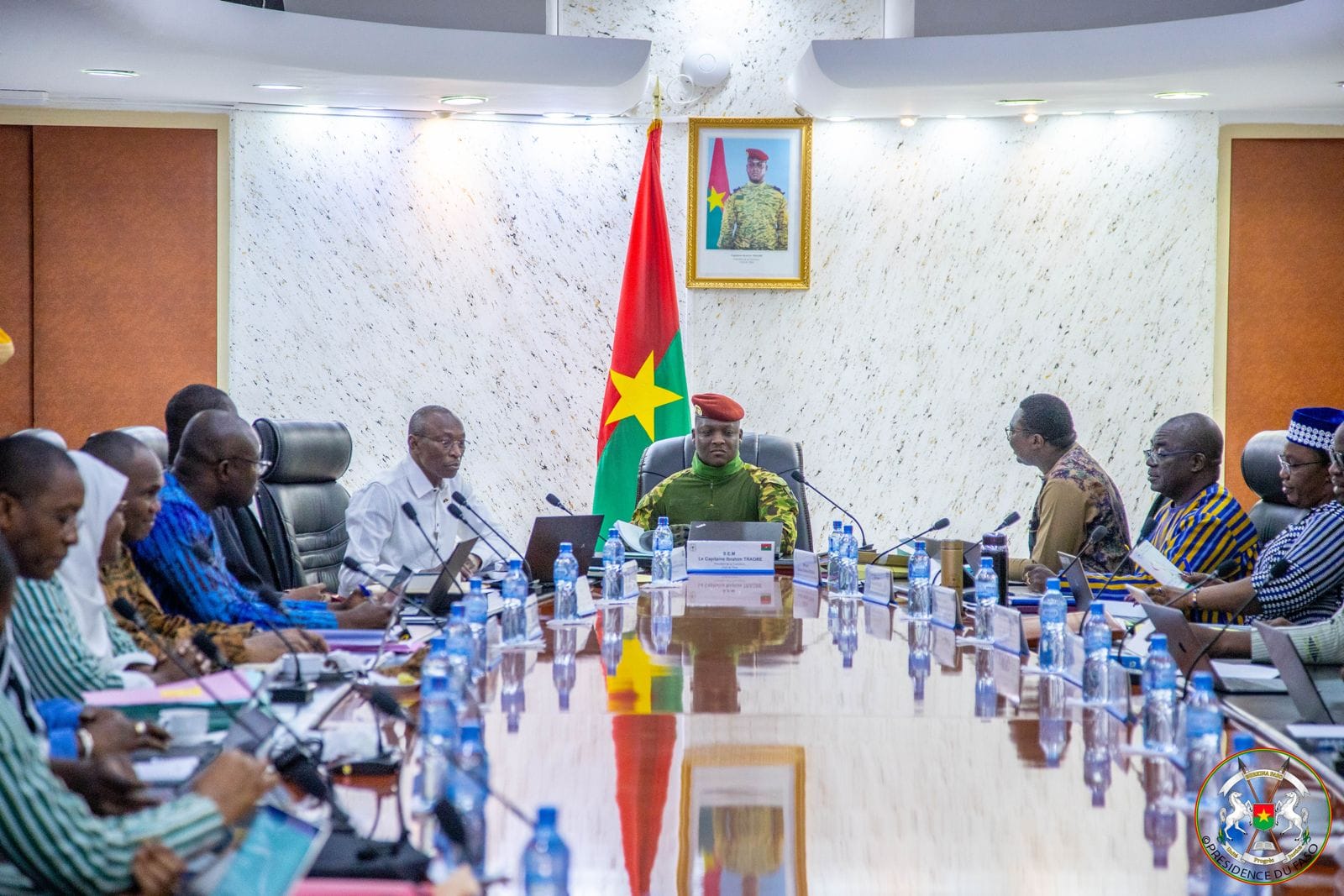 Le Burkina révise sa Constitution, le français relégué au rang de "langue de travail"