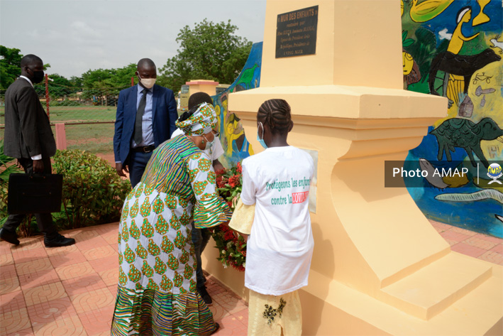 Journée de l’enfant africain : La première dame dépose une gerbe de fleurs au pied du «mur de l’enfant»