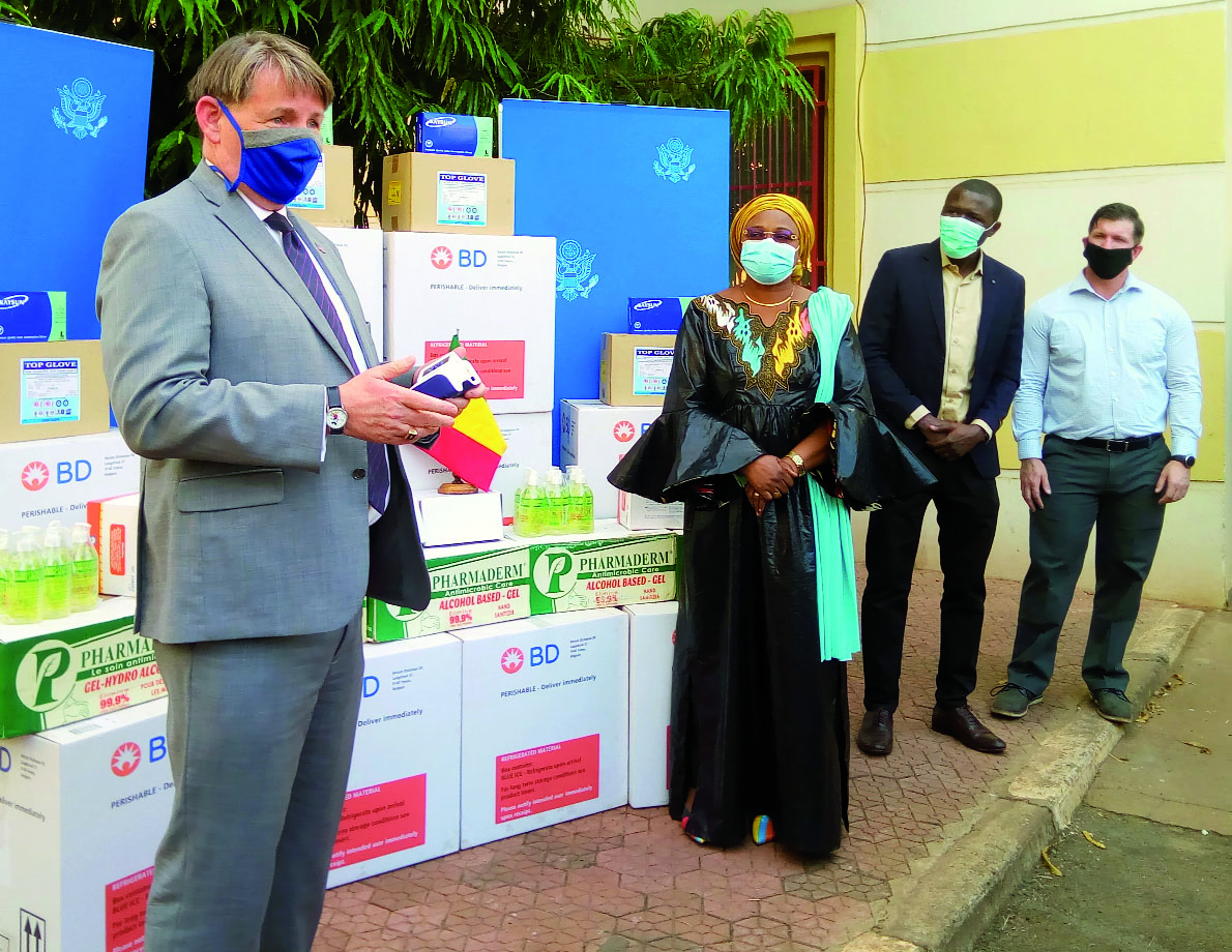 Lutte contre la pandémie de covid-19 : Le personnel civilo-militaire de l’ambassade des Etats-Unis au Mali offre un don d’une valeur de 40 millions de FCFA