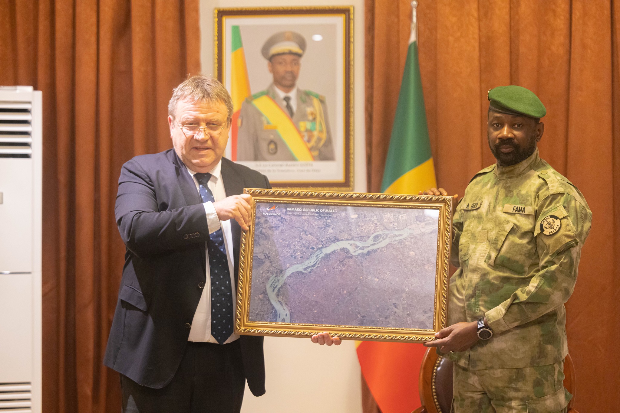 Mali: L'Ambassadeur russe remet deux tableaux  au président Goita.