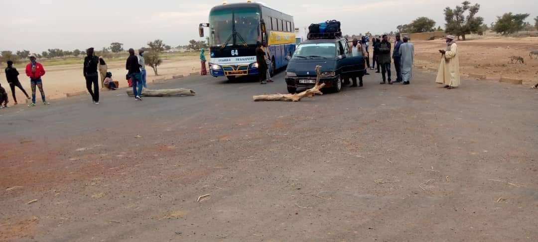 Société : La route Djenné-Mopti barricadée par les habitants de Syn.