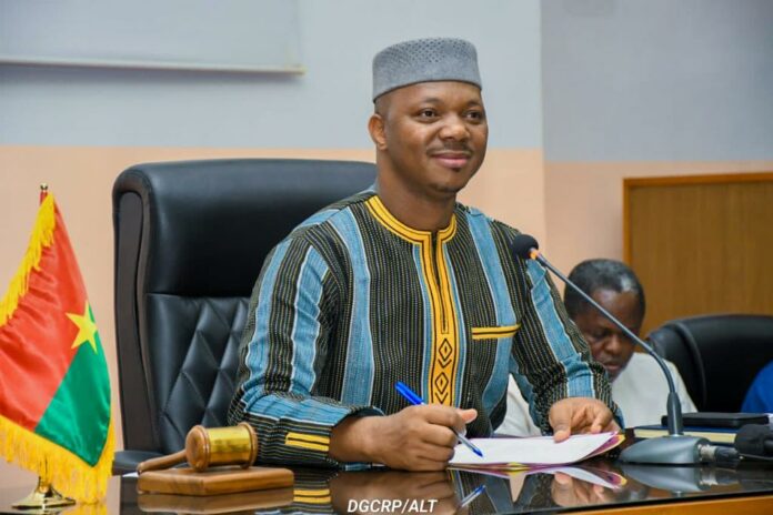 Burkina : L’anglais et le français deviennent des langues de travail, les langues nationales officielles