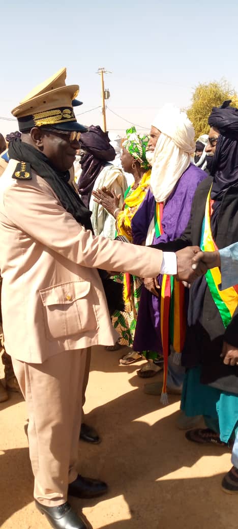 Menaka: la population accueille le nouveau gouverneur. 