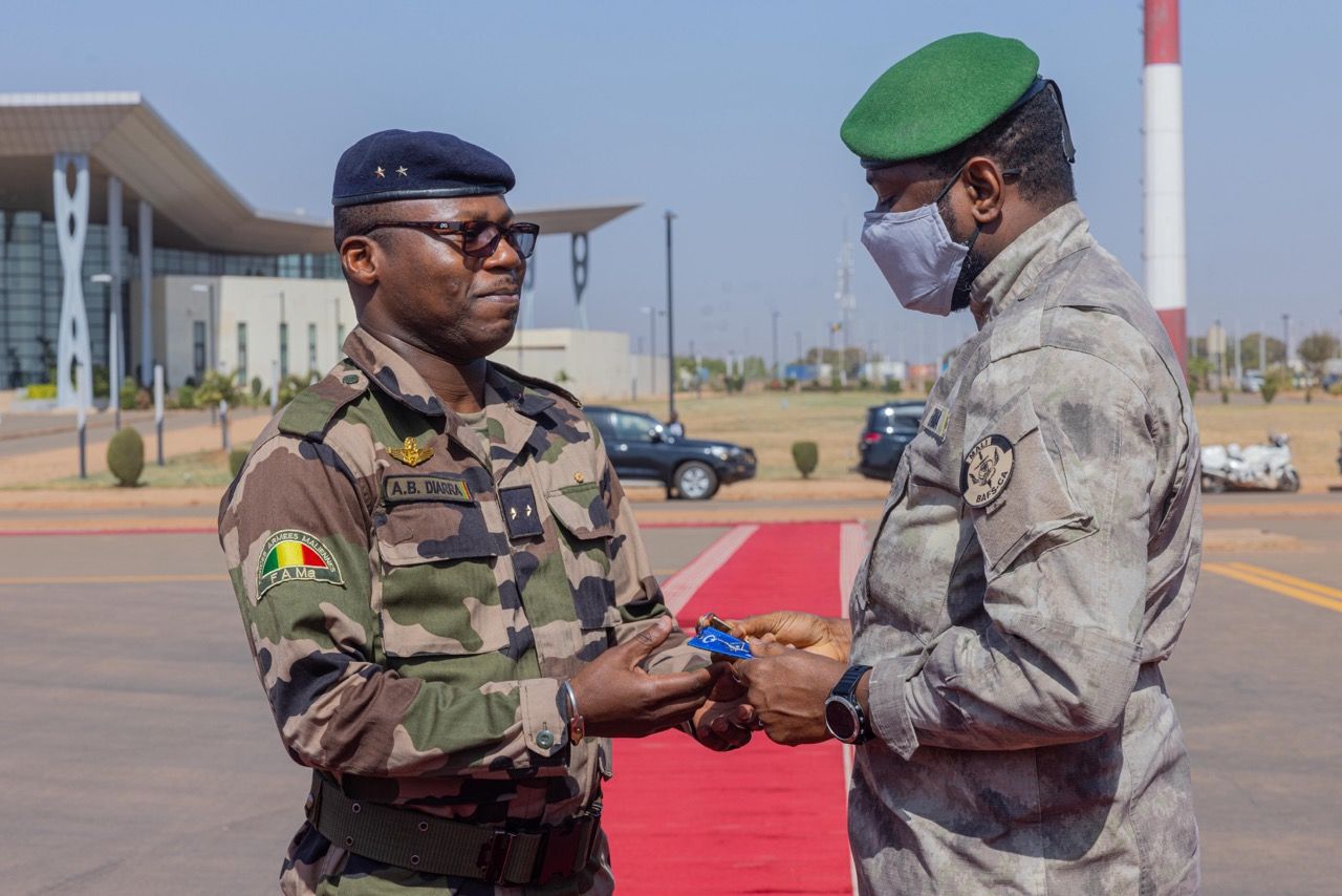 Défense-Sécurité : le Président de la Transition remet les clés de plusieurs drones à l’Armée de l’Air  