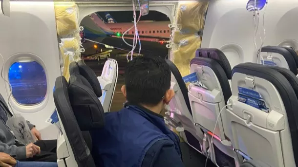 «C'était vraiment brutal» : aux États-Unis, un avion de ligne perd une partie de son fuselage en plein vol