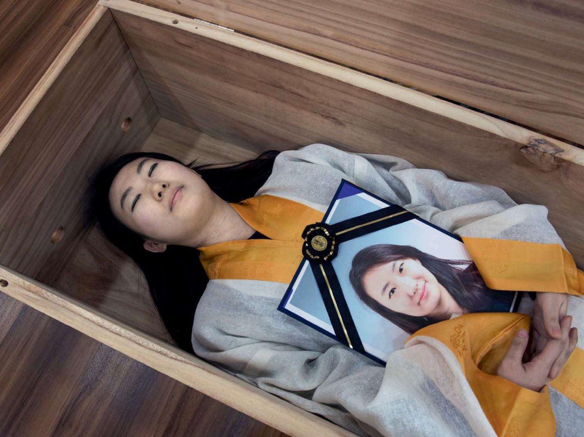 En Corée du Sud, entrer vivant dans un cercueil est très à la mode