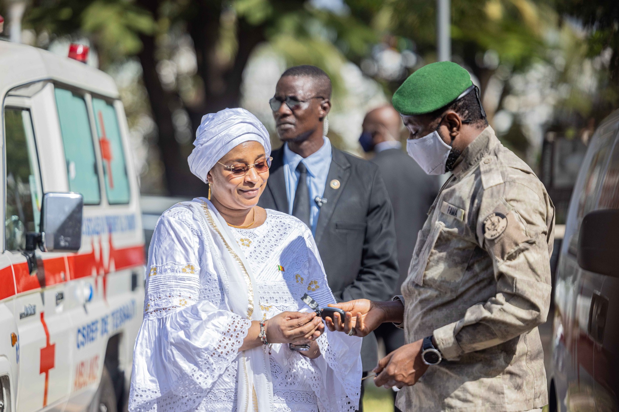Le Président de la Transition renforce le secteur de la Santé avec la remise d’ambulances