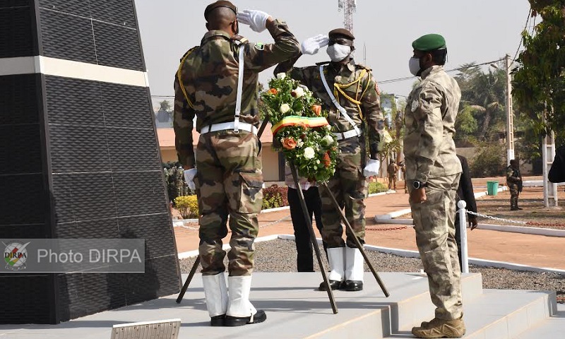 Fête de l’Armée : Dépôt de la gerbe de fleurs du président de la Transition à la stèle du soldat inconnu