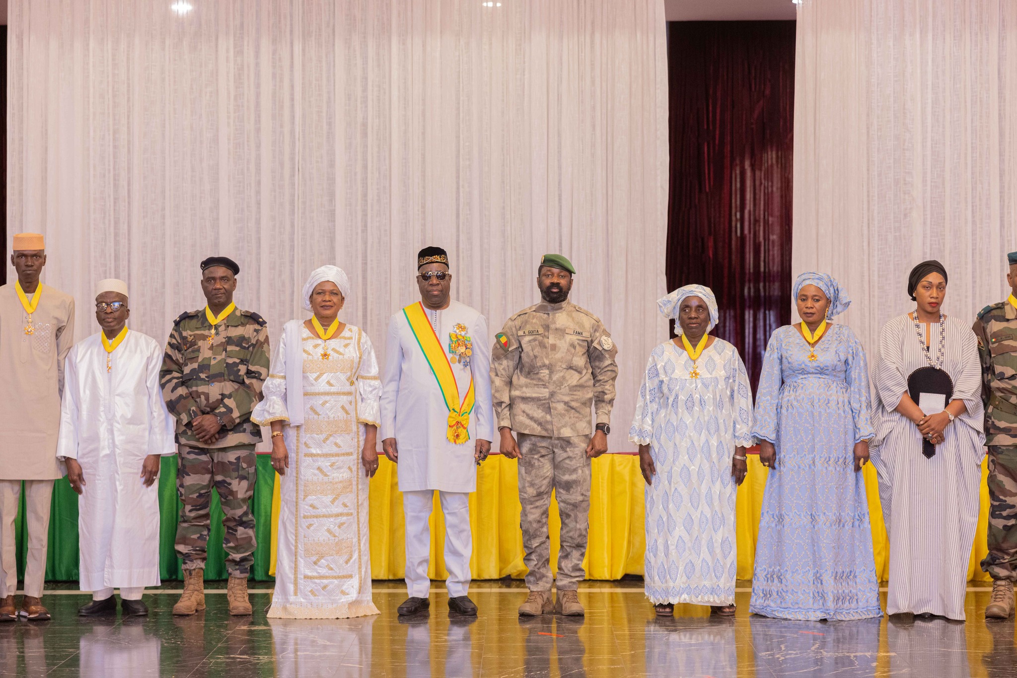 Remise de médailles à Koulouba: Le Président de la Transition honore des grands serviteurs de l’État 