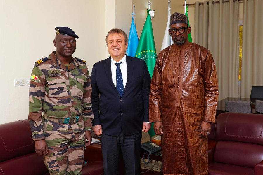 Le ministre DIOP reçoit l'Ambassadeur de Russie au Mali, en présence du Colonel Major Ismaël WAGUE