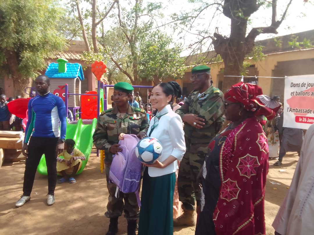 École primaire du camp du génie militaire : l’Association des femmes de l’Ambassade de la Chine au Mali fait un don aux enfants.