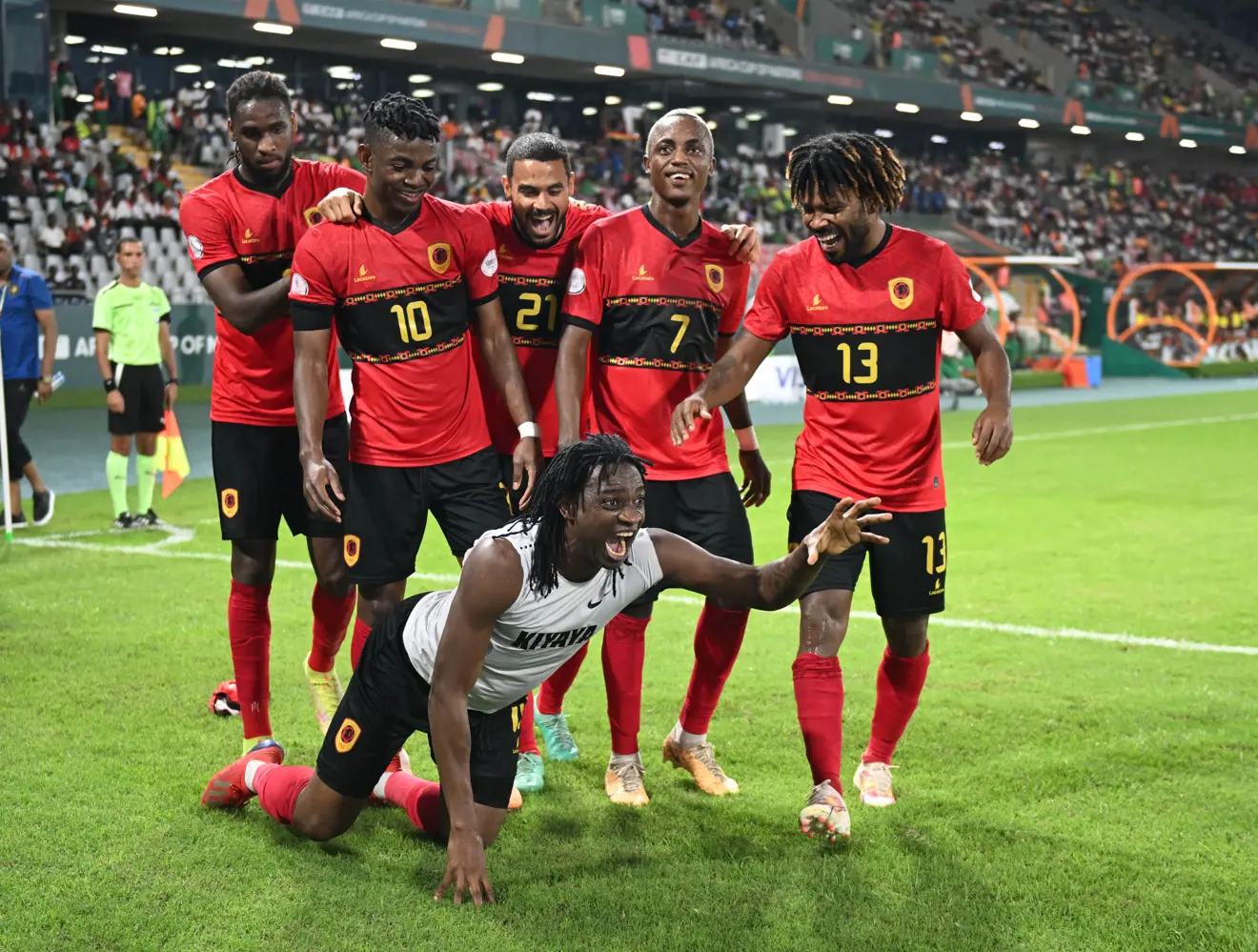 CAN 2023 : L'Angola exploite une 1re période rocambolesque contre la Namibie (3-0) et passe en quarts 