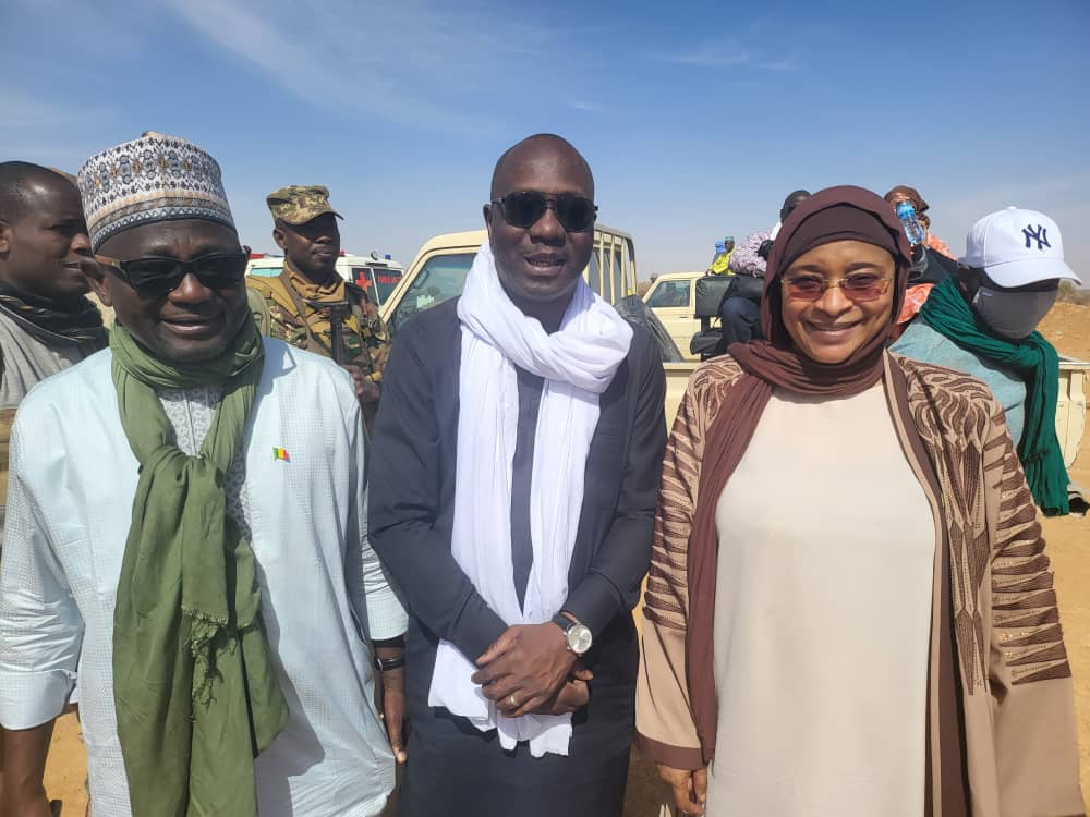 KIDAL :  Le Colonel Assa Badialo Touré offre des vivres, des médicaments et une ambulance  au CS-Réf de la ville