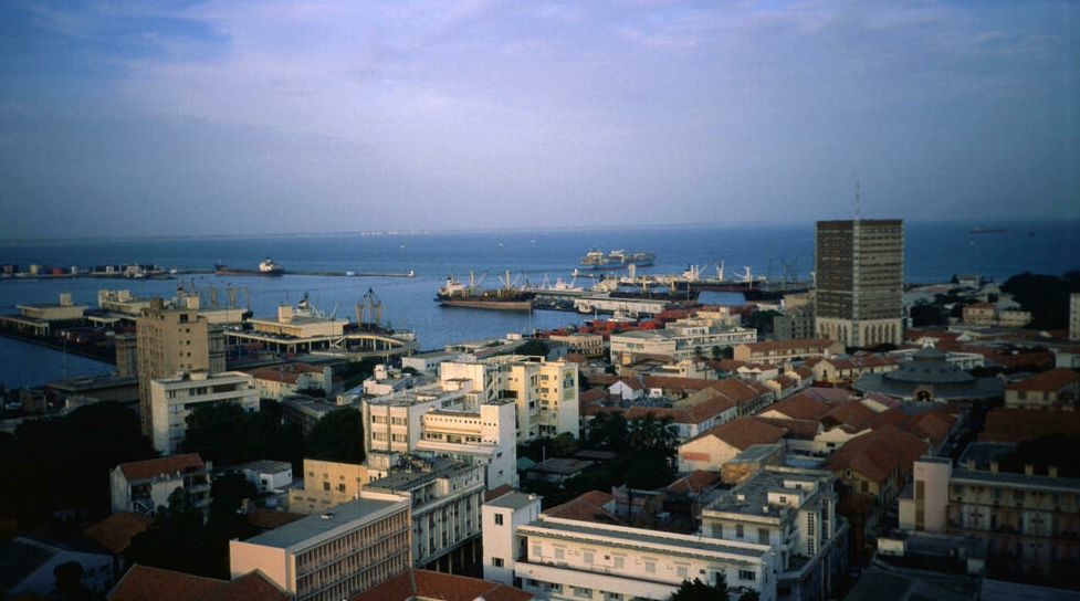 Sénégal : Nathalie Yamb accuse Macron de comploter pour installer Karim Wade au pouvoir