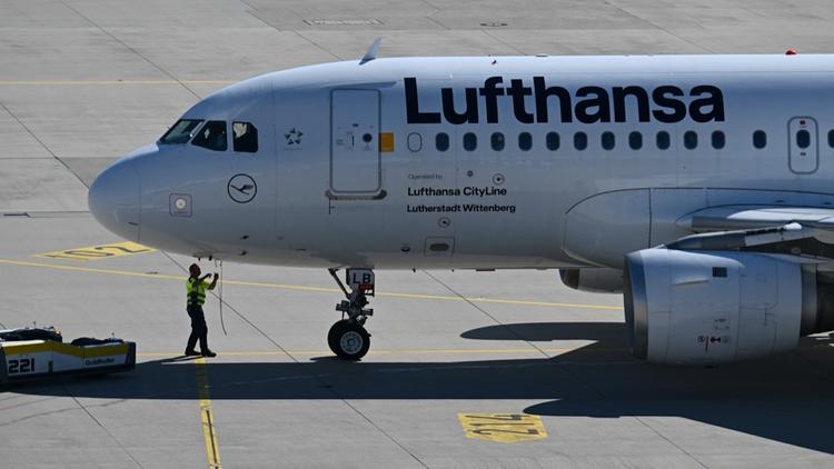 Allemagne : un homme de 63 ans meurt en plein vol, crachant des litres de sang par le nez et la bouche 