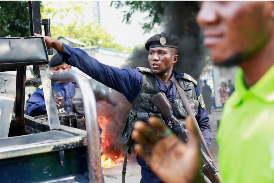 Des manifestants congolais brûlent des drapeaux américains et belges et ciblent les ambassades occidentales