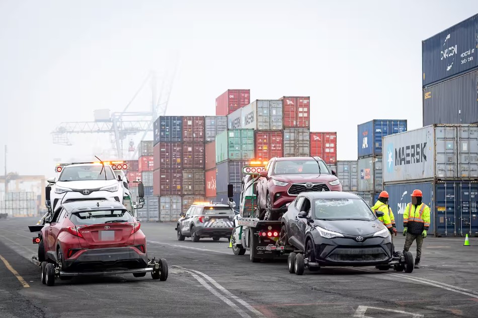 [PHOTOS] Accès exclusif: une cinquantaine de véhicules volés saisis au port de Montréal