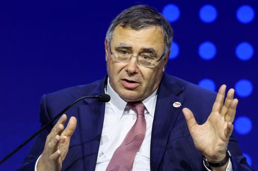 Le PDG de TotalEnergies affirme que les règles du FMI sur la dette entravent les projets d’énergie verte en Afrique