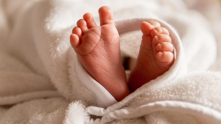 Un homme mélange son sperme avec celui de son père pour que sa femme tombe enceinte